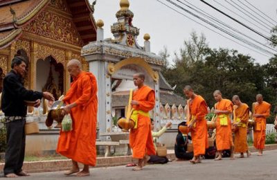 Khung cảnh thường thấy mỗi buổi sáng sớm ở Luang Prabang