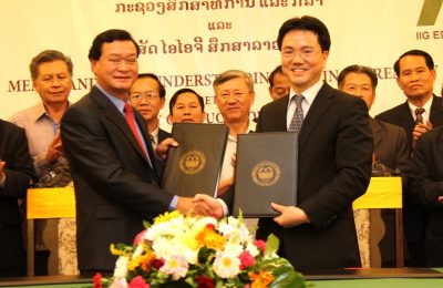 PGS/TS. Kongsy Sengmany - Thứ trưởng MOES Lào và Ông Đoàn Hồng Nam - Chủ tịch Tập đoàn IIG trao đổi văn bản ký kết