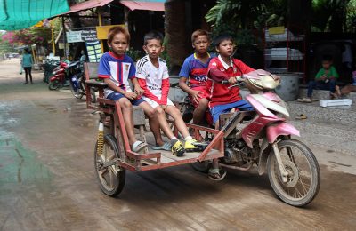 Trẻ em thành thạo điều khiển phương tiện giao thông tự chế trên đảo Khone, tỉnh Champasak.