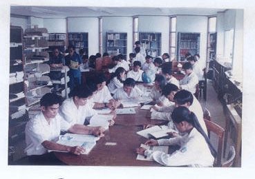 Sinh viên trường Đại học Y khoa Viêng Chăn nghiên cứu trong thư viện.