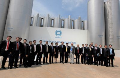 Các đại biểu đi tham quan nhà máy Sữa Việt Nam của Vinamilk