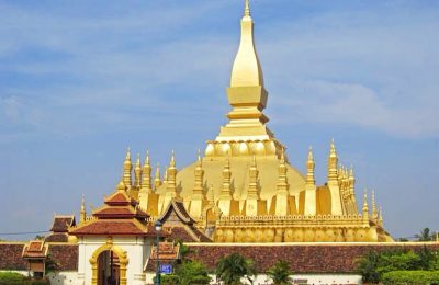 Tháp That Luang - di sản văn hóa thế giới, biểu tượng văn hóa Phật giáo và hiện được coi là biểu tượng của nước Lào. That Luang được xây dựng năm 1566 trên nền phế tích của một ngôi đền Khmer thế kỷ XIII. Sau đó, tháp Thạt Luổng bị tàn phá và đổ nát sau cuộc xâm lược của người Thái ở thế kỷ XIX. Năm 1930, tháp được khôi phục lại theo kiến trúc nguyên bản với độ cao 45m. Tháp That Luang được coi là rất linh thiêng nên có nhiều người đến đây cầu khấn các nguyện vọng.