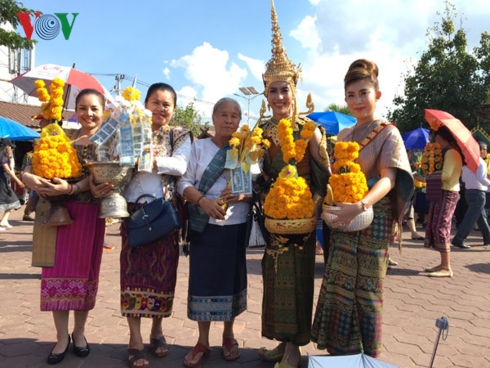 Người Lào dự lễ hội Thạt Luổng.