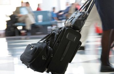 Theo quy định bạn được mang theo 7kg hành lý xách tay. Cho nên bạn hãy tận dụng không gian trong giỏ mình tối đa nếu có thể.