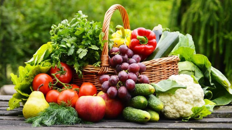 Những loại trái cây như súp lơ, táo, hay cà chua rất tốt cho sức khỏe của người bị thoát vị đĩa đệm