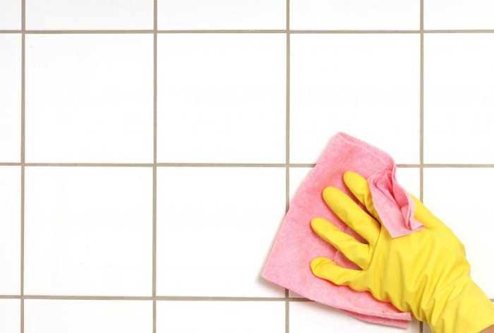 Bề mặt gạch cần phải sạch và không bị đọng nước trước khi tiến hành thi công