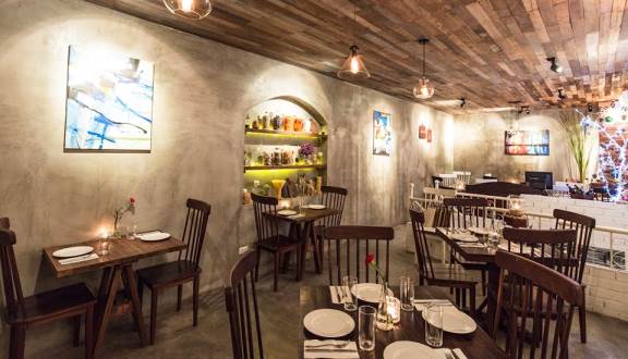 Không gian Nossa Steakhouse với tông màu nhã nhặn tạo cảm giác ấm cúng cho thực khách